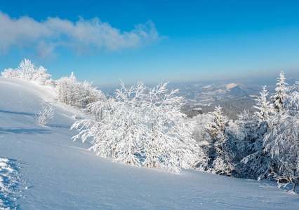 冬天山下雪的风景