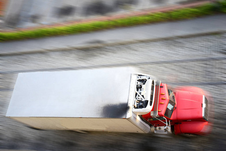 卡车在道路平移效果图片