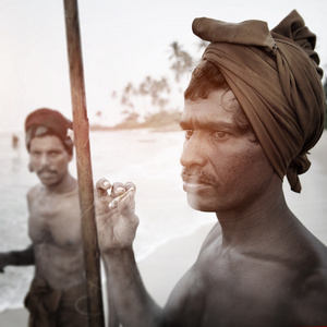 在岸边斯里兰卡斯里兰卡概念的渔夫吸烟