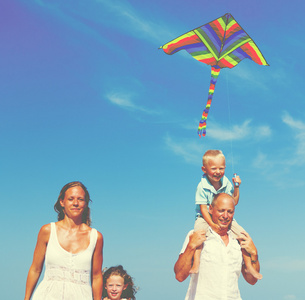 家人在海滩度假在海概念放风筝图片
