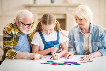 女孩与祖父母绘图