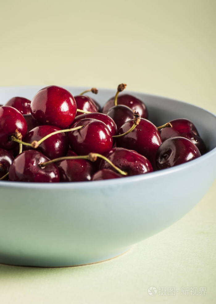 红樱桃在古董碗