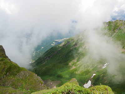 非常美丽的山, 绿色的山脉, 夏天的雪, 高山