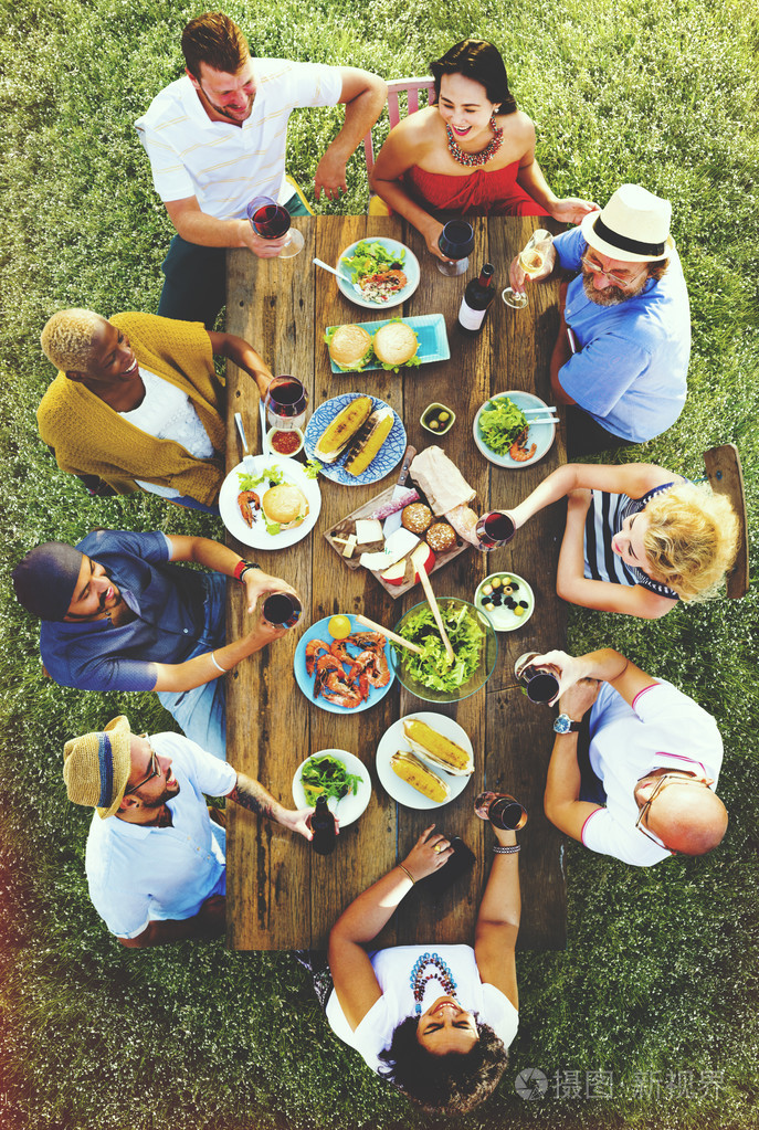 在户外用餐的朋友