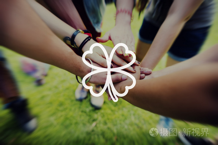 朋友做统一的手势