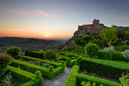 壮观的日落在城堡 Marvao, 一个小的风景如画的村庄在 Alentejo。全景景观