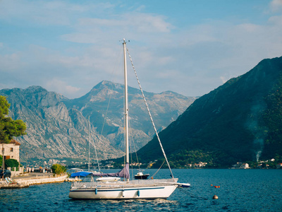 帆船上，在古代的 Perast 镇的科托尔湾，Monteneg