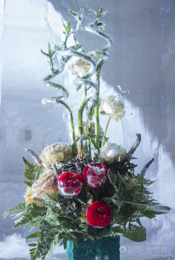 冰冻冰块中的花朵冰雕