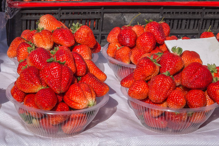 在街上卖草莓。