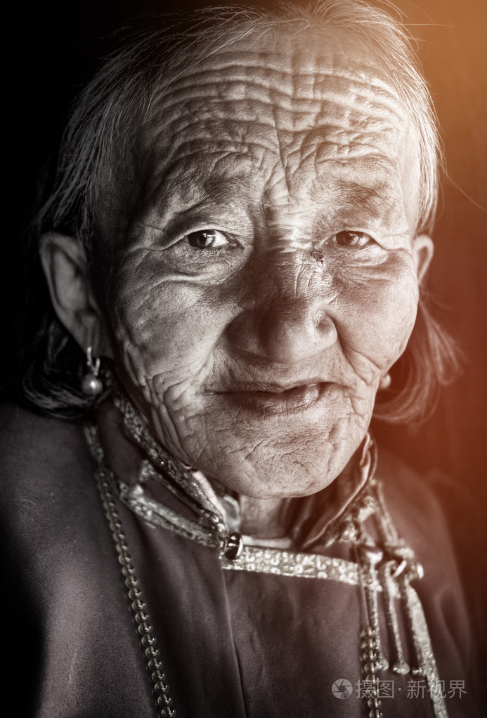 身穿传统服装的蒙古女人