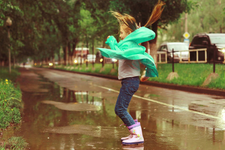 女孩玩下春天的雨