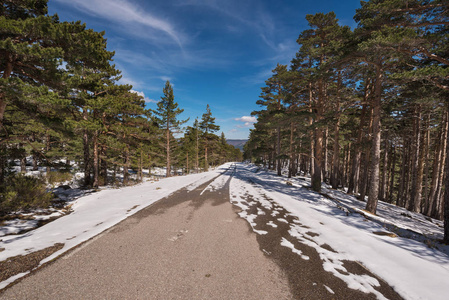 山区公路被积雪覆盖在冬天的季节里，在利泻湖，萨拉曼卡西班牙