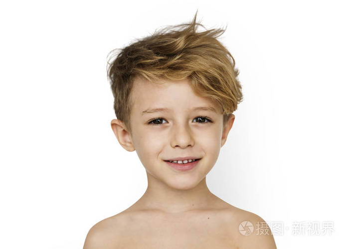 小男孩用赤裸的胸膛