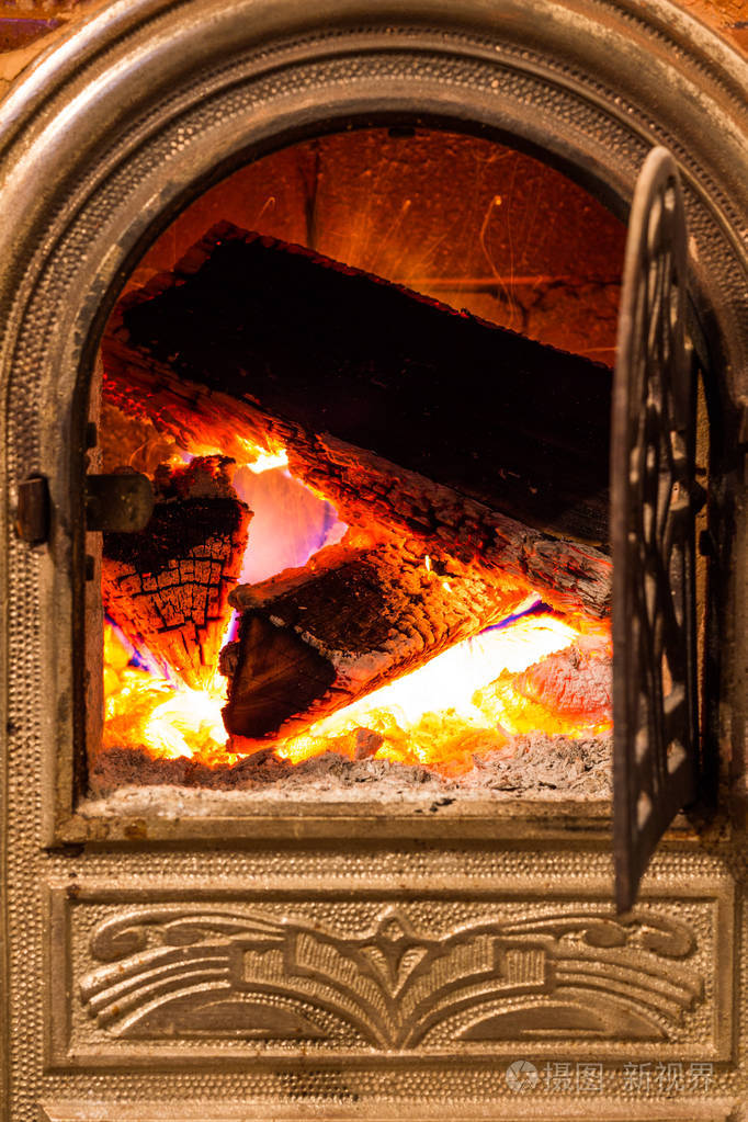 木柴在壁炉中燃烧