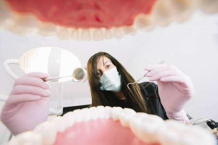 牙医检查病人的牙齿，嘴视图里面