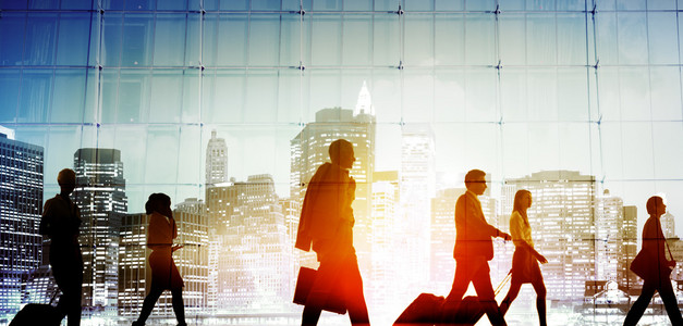 高峰对话商界人士步行上下班高峰照片