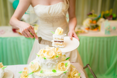 切婚礼蛋糕的新娘