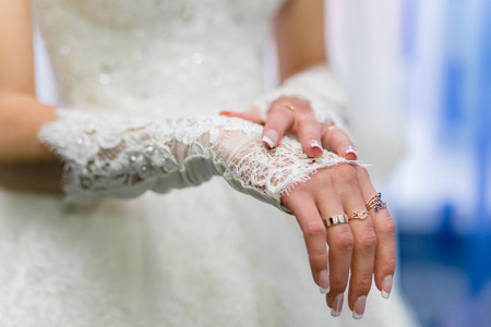 新娘穿着婚纱手套