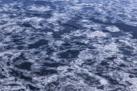 蓝色海表面以稀薄的冰纹理, 背景
