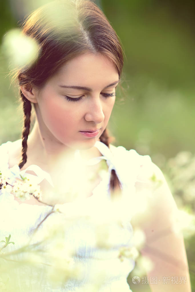 一个女孩扎着辫子的洛丽塔风格的肖像