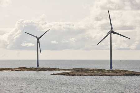 在波罗的海的风力涡轮机。可再生能源。芬兰