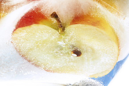 在冰上冻半苹果照片