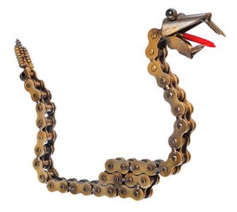 手工机械装饰蛇。由摩托车制成的爬行动物
