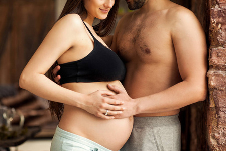 情侣相爱怀孕拥抱, 等待婴儿。母亲节