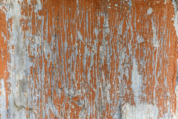 在旧的木板上剥落的油漆