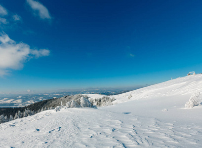 冬天山下雪的风景