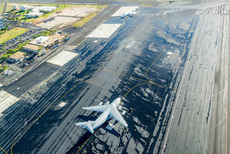 空中鸟瞰檀香山机场从上面在一个着陆带与军用飞机美国空军 hh 在跑道