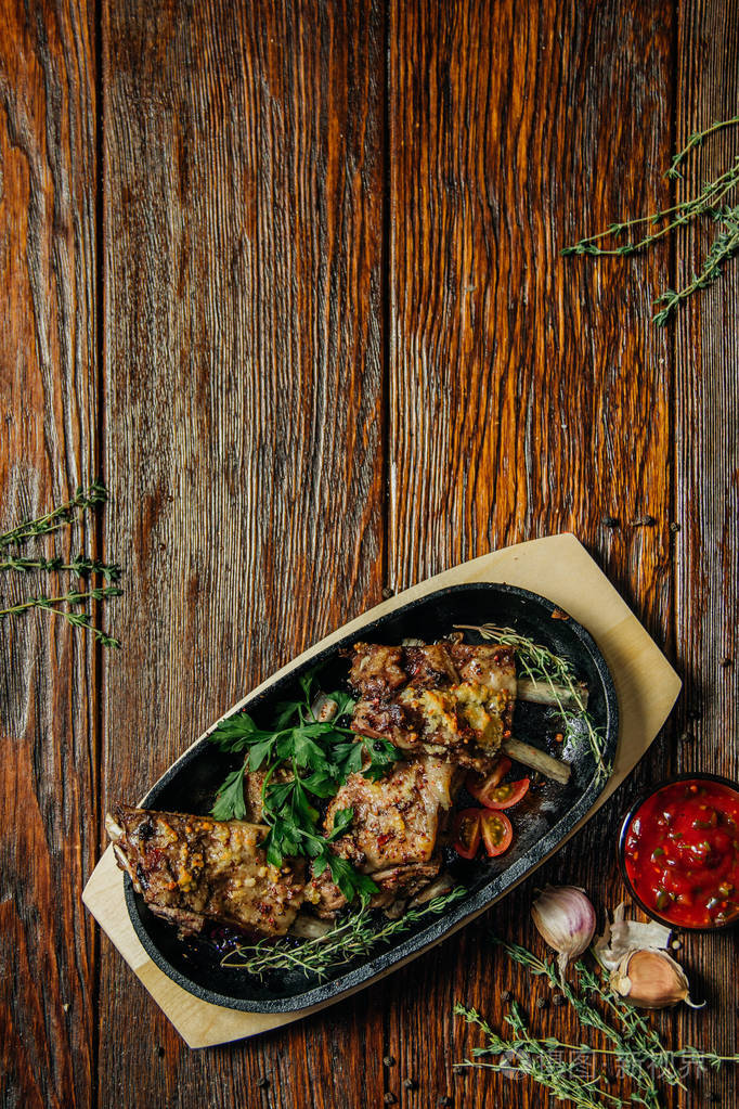 深色木背景的食物照片-正版商用图片0n4f4e-摄图新视界