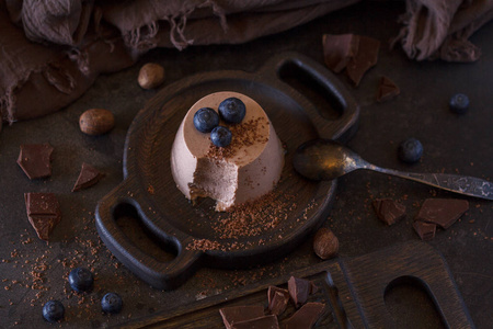 与蓝莓奶油巧克力布丁是奶油的糖，用明胶增稠和模压意大利甜点