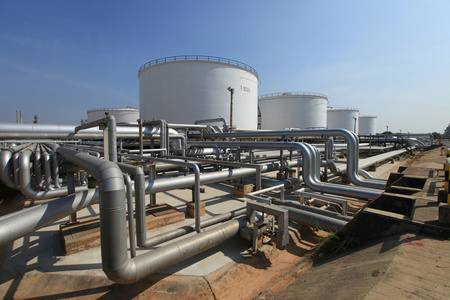 行业储罐化学品储罐及管线1炼油厂储罐石油储罐在晚上气体储罐和大型