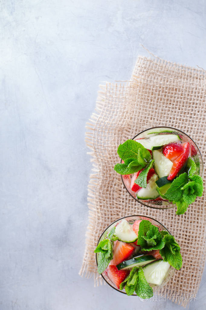 黄瓜草莓薄荷注入的淡水排毒喝鸡尾酒柠檬水