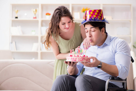 青年家庭庆祝生日与残疾人士