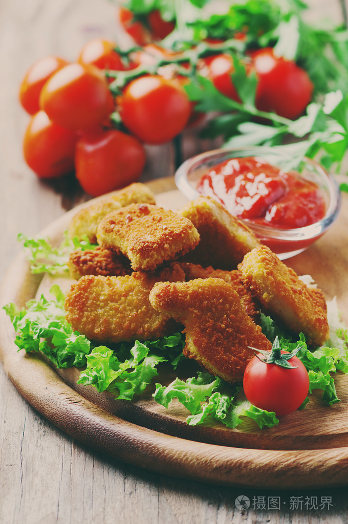 炸鸡块木制的桌子上照片-正版商用图片0n4gzk-摄图新视界
