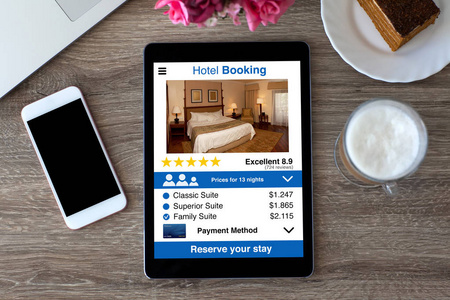 平板电脑与 app 酒店预订和触摸电话表