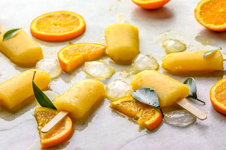 橙冰棒配冷冻果汁和冰块, 夏季清爽小吃