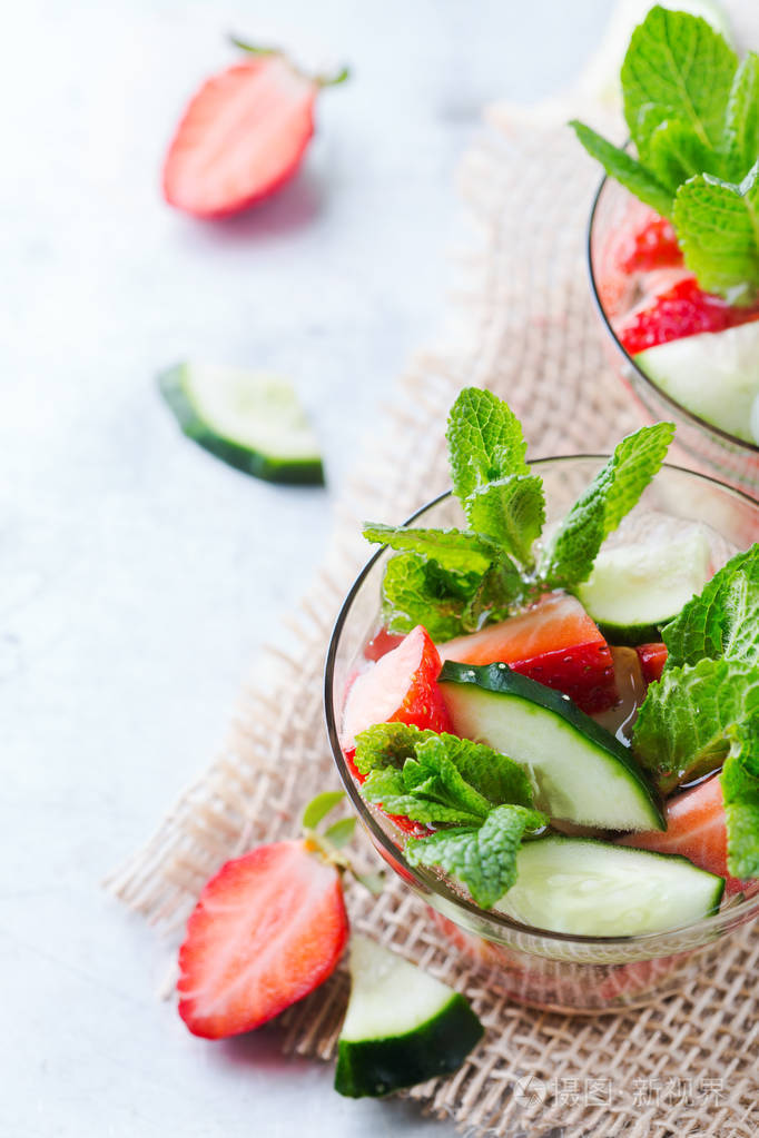 黄瓜草莓薄荷注入的淡水排毒喝鸡尾酒柠檬水