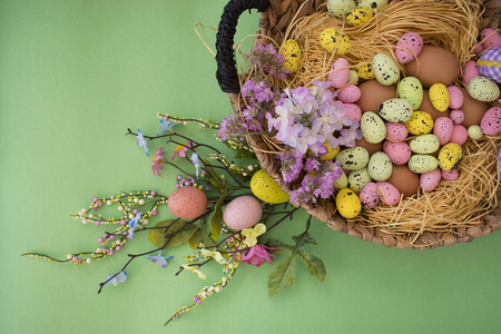 复活节快乐祝贺复活节的背景。复活节彩蛋和鲜花
