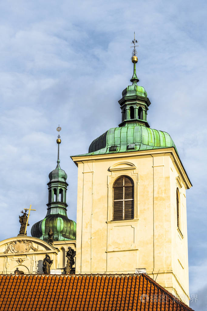 布拉格中心的哥特式建筑的塔楼和尖顶上阴沉的冬日上空