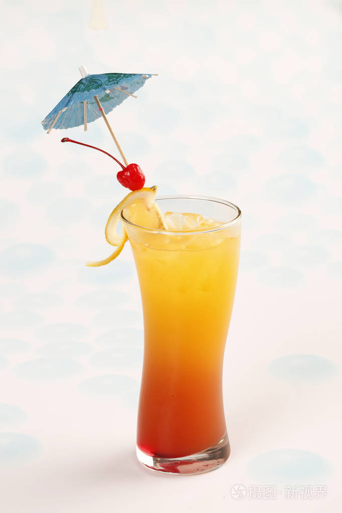 桌上有可口的果汁.健康的生活方式概念