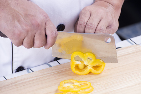 厨师切黄色甜椒