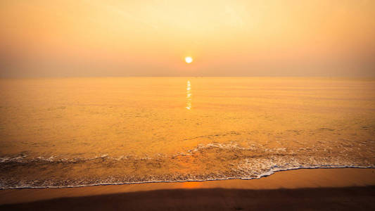 美丽的日出在海滩和海