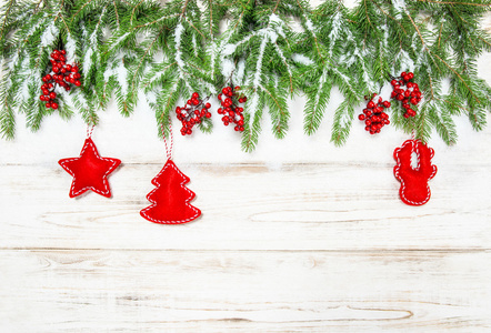 红色边框装饰圣诞树。节日背景