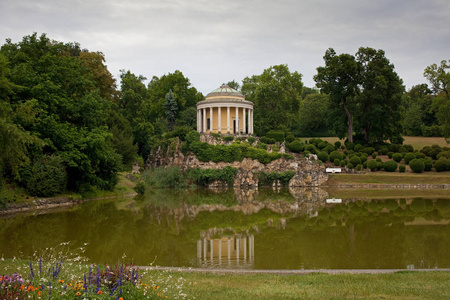 奥地利, 艾森斯塔特。城堡发扬艾斯达哈兹公园与一个伪古希腊亭子