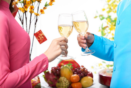 情侣在春节庆祝酒会上喝酒图片