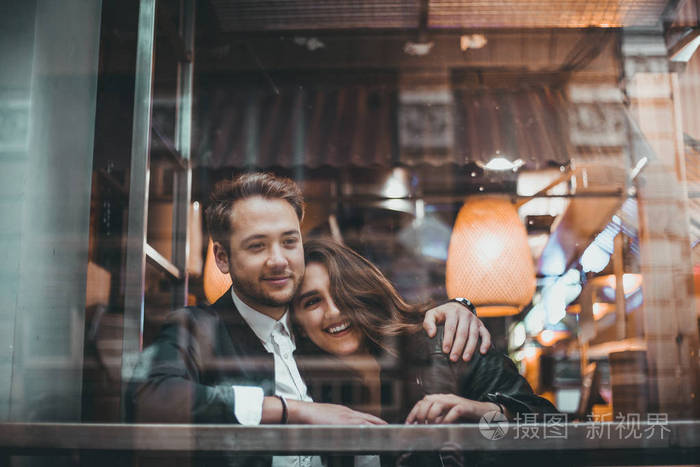 情侣在咖啡馆玩得很开心.情侣在咖啡馆里相爱