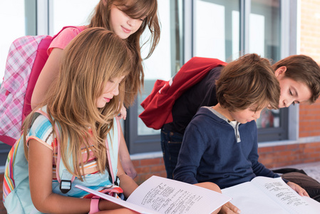 小学校的孩子们在学校图片